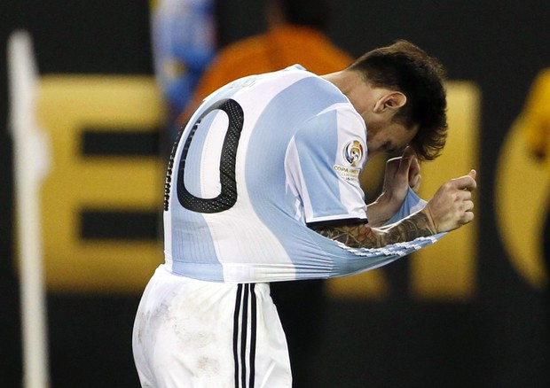 Messi lascia la nazionale dopo la sconfitta ai rigori contro il Cile