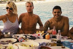 Una rara foto insieme in cui Wanda Nara, Maxi Lopez e Mauro Icardi sono sorridenti