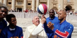 Papa Bergoglio pallacanestro e la croce di Cristo.