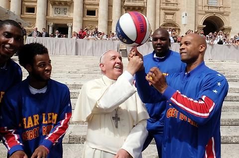 Papa Bergoglio pallacanestro e la croce di Cristo.