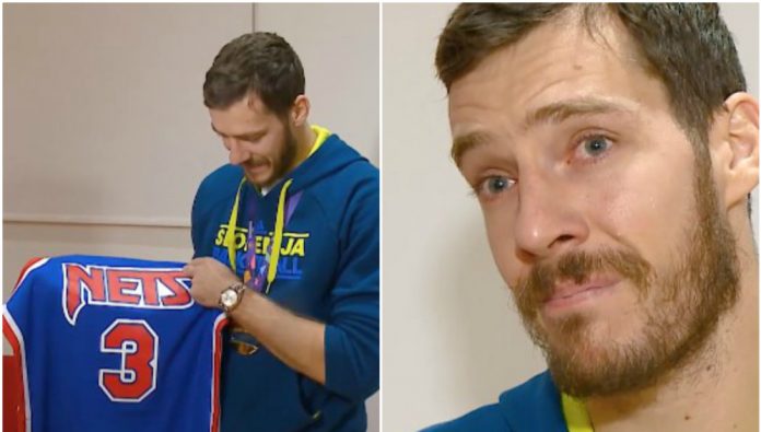 Dragic Petrovic maglia regalata da mamma Biserka. Dragic Petrovic maglia regalata da mamma Biserka.