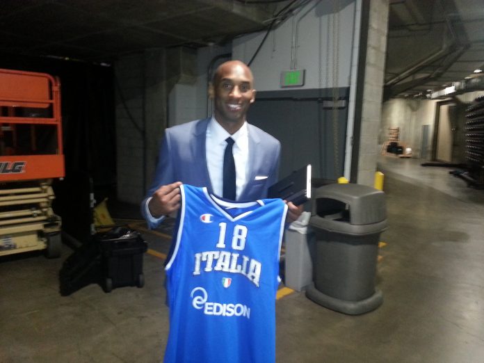 Kobe Bryant con la maglia della Nazionale italiana Kobe Bryant con la maglia della Nazionale italiana
